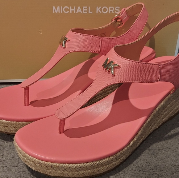 🏷️ NWB MICHAEL KORS CORAL PINK WEDGE SANDALS Size 9 - Picture 2 of 12